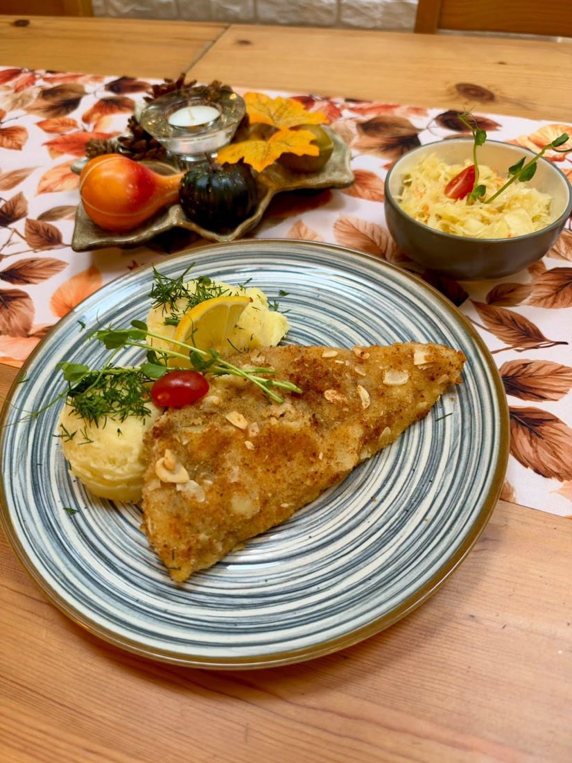 Morszczuk w płatkach migdałowych z puree i surówką na jesiennym obrusie