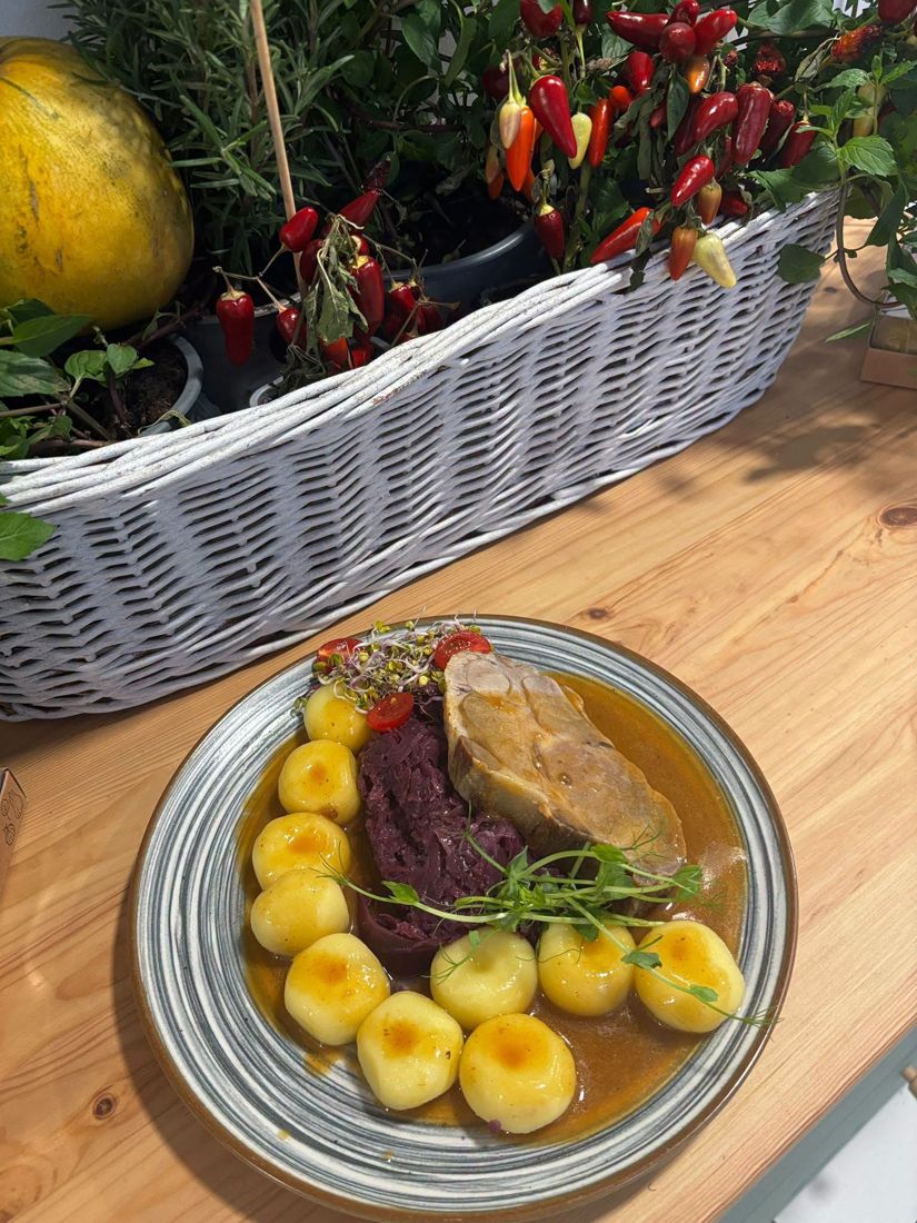Pieczeń z kluskami śląskimi i modrą kapustą przy koszu z papryczkami chili